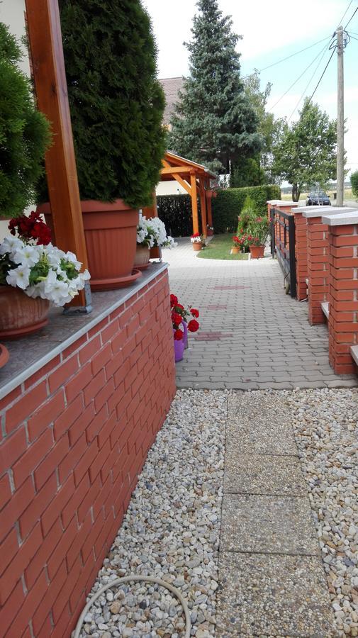 Marina-Buek Apartmanhaz Exterior photo