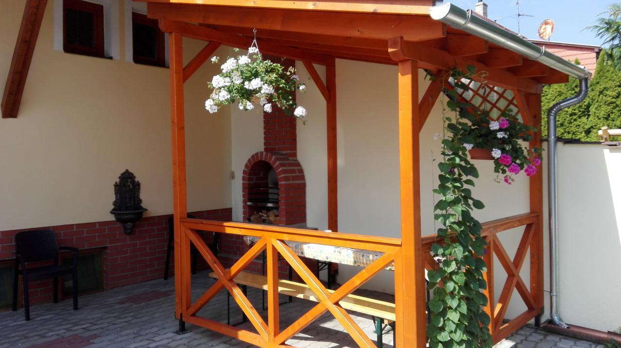 Marina-Buek Apartmanhaz Exterior photo